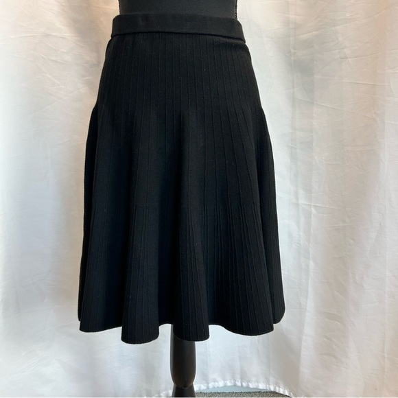 Black knit A-line mini skirt Sz M classy flowy stretchy pull-on - Picture 5 of 14